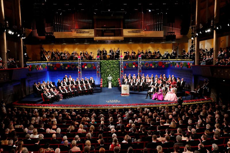 &copy; Reuters. الحائزون على جائزة نوبل والملك كارل السادس عشر جوستاف والملكة سيلفيا والأمير دانيال وولية العهد الأميرة فيكتوريا من السويد يحضرون حفل توزي