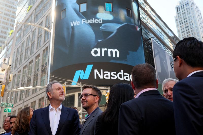 &copy; Reuters. FILE PHOTO: Arm executives and CEO Rene Haas gather outside Nasdaq Market site, as Softbank's Arm, chip design firm, holds an initial public offering (IPO), in New York, U.S., September 14, 2023. REUTERS/Brendan McDermid/File Photo