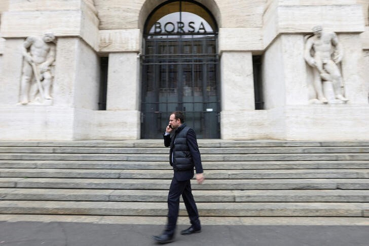 &copy; Reuters. Imagen de archivo de una persona pasando frente a la Bolsa de Milán, Italia. 13 marzo 2023. REUTERS/Claudia Greco