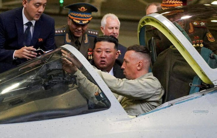 &copy; Reuters. El líder norcoreano Kim Jong Un visita una planta de fabricación de cazas en Komsomolsk del Amur, en el krai de Jabárovsk, Rusia. 15 septiembre 2023. Cortesía del gobernador del krai de Jabárovsk, Mikhail Degtyarev, a través de su canal de Telegram 
