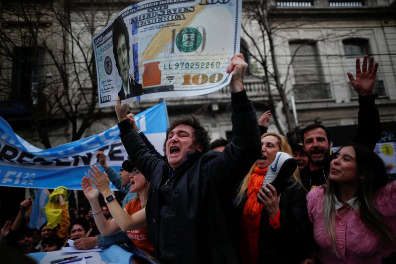 © Reuters. FILE PHOTO: Argentine presidential candidate Javier Milei for La Libertad Avanza coalition holds a placard during a campaign rally in La Plata, Buenos Aires, Argentina, September 12, 2023. REUTERS/Agustin Marcarian/File Photo