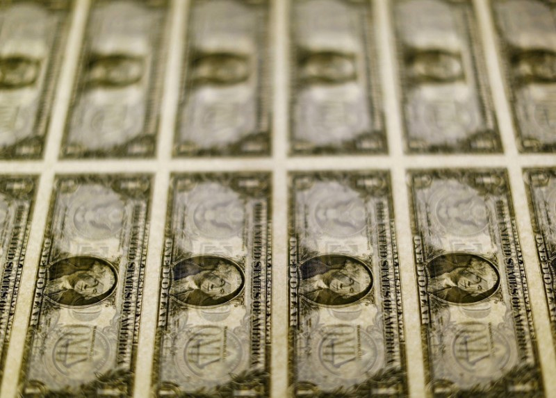 &copy; Reuters. FOTO DE ARCHIVO: Billetes de un dólar de Estados Unidos se ven en una mesa de luz en la Oficina de Grabado e Impresión en Washington, Estados Unidos. 14 de noviembre, 2014. REUTERS/Gary Cameron