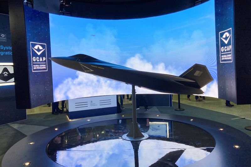 &copy; Reuters. نموذج الطائرة المقاتلة الجديدة لبرنامج القتال الجوي العالمي يضم بريطانيا واليابان وإيطاليا في لندن يوم 12 سبتمبر أيلول 2023. تصوير: سارا يونج -