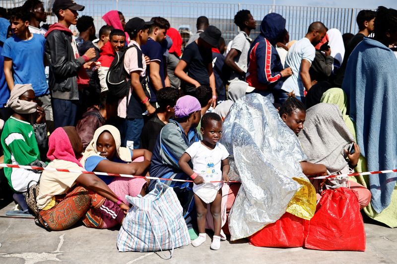 &copy; Reuters. Migrants wait at the port to be transferred to the mainland, on the Sicilian island of Lampedusa, Italy, September 15, 2023. REUTERS/Yara Nardi