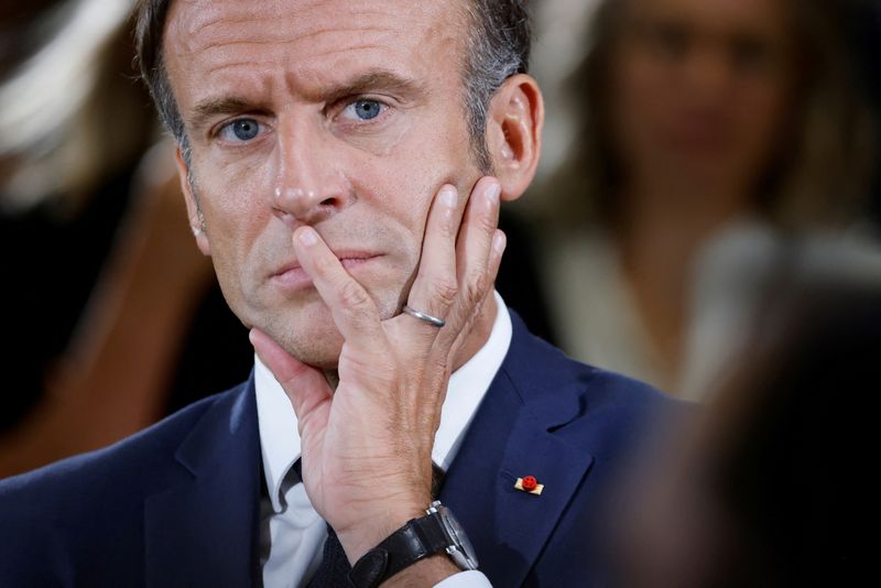 &copy; Reuters. Le président français Emmanuel Macron écoute un discours lors de sa visite à l'école professionnelle Argensol à Orange, dans le sud-est de la France. /Photo prise le 1er septembre 2023/REUTERS/Ludovic Marin 