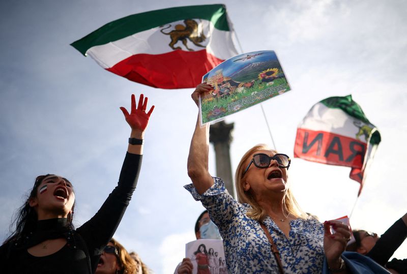 © Reuters. أشخاص يتظاهرون بعد وفاة مهسا أميني في لندن يوم 29 أكتوبر تشرين الأول 2022. تصوير: هنري نيكولز - رويترز.