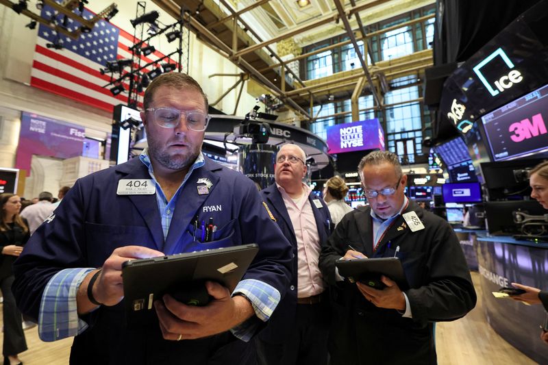 &copy; Reuters. FILE PHOTO: Traders work on the floor of the New York Stock Exchange (NYSE) in New York City, U.S., August 15, 2023.  REUTERS/Brendan McDermid