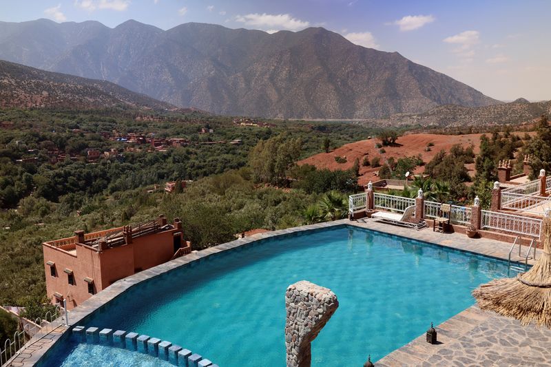 © Reuters. A view shows an empty swimming pool at the Kasbah La Dame Bija guesthouse, after tourists cancelled their reservations, according to the owner Abderrahim Bouchbouk, in the aftermath of a deadly earthquake, in Ouirgane, Morocco, September 13, 2023. REUTERS/Nacho Doce