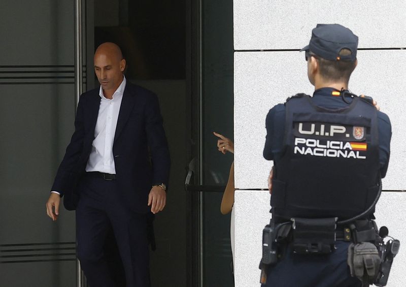 &copy; Reuters.  لويس روبياليس الرئيس السابق للاتحاد الإسباني لكرة القدم لدى مغادرته المحكمة العليا في مدريد يوم الجمعة. تصوير: سوزانا بيرا - رويترز. 