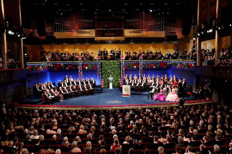 © Reuters. Los galardonados con el Premio Nobel y el Rey Carlos XVI Gustavo, la Reina Silvia, el Príncipe Daniel y la Princesa Heredera Victoria de Suecia asisten a la ceremonia de entrega del Premio Nobel en la Sala de Conciertos de Estocolmo, Suecia, el 10 de diciembre de 2022. TT News Agency/Christine Olsson via REUTERS/File Photo Christine Olsson via REUTERS/File Photo