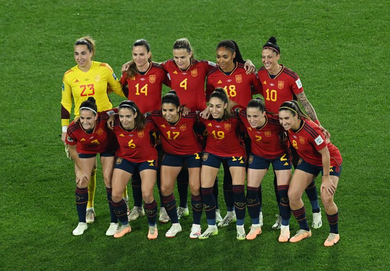 © Reuters. لاعبات منتخب إسبانيا لكرة القدم يلتقطن صورة جماعية قبل مباراتهن أمام إنجلترا في نهائي كأس العالم لكرة القدمة للسيدات في سيدني بأستراليا يوم 20 أغسطس آب 2023. تصوير: جيمي جوي - رويترز.