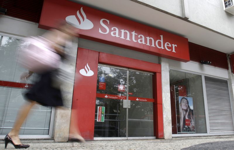 &copy; Reuters. Pessoa passa em frente a agência do banco Santander no Rio de Janeiro
07/10/2009
REUTERS/Sergio Moraes