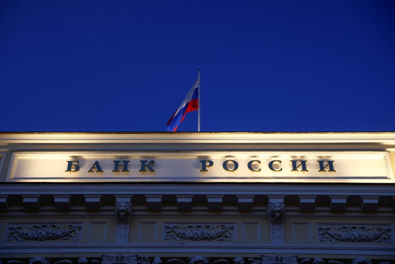 &copy; Reuters. ロシア中央銀行は１５日の金融政策を決める会合で、主要政策金利を１００ベーシスポイント（ｂｐ）引き上げて１３％とすることを決定した。通貨ルーブル安や根強い物価上昇圧力に対応