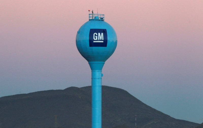 &copy; Reuters. FOTO ARCHIVO: El logotipo de GM se ve en la Planta de Ensamble de General Motors en Ramos Arizpe, en el estado de Coahuila, México. 25 de noviembre, 2017. REUTERS/Daniel Becerril/Archivo