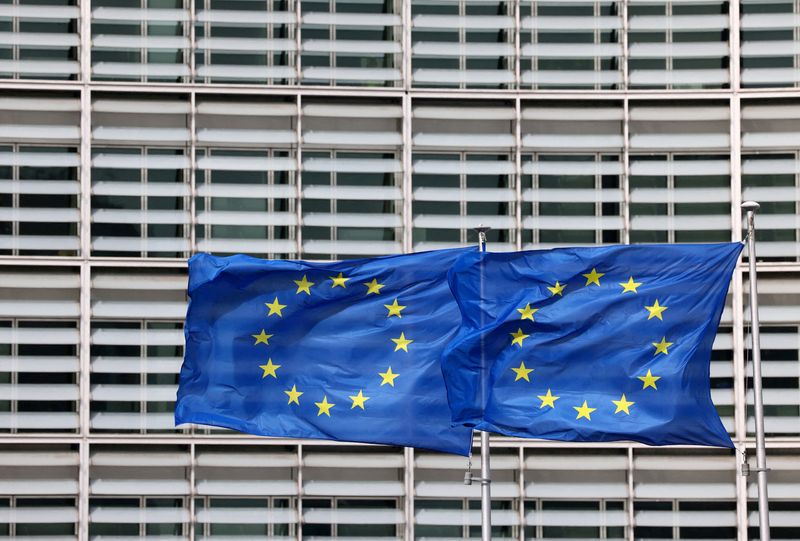 &copy; Reuters. FOTO DE ARCHIVO. Banderas europeas ondean frente a la sede de la Comisión Europea en Bruselas, Bélgica, el 13 de marzo de 2023. REUTERS/Yves Herman