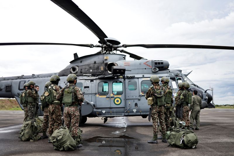 &copy; Reuters. Militares se preparam para embarcar em helicóptero, em Boa Vista, como parte de operação contra garimpeiros ilegais na Terra Yanomami
27/06/2023
REUTERS/Ueslei Marcelino