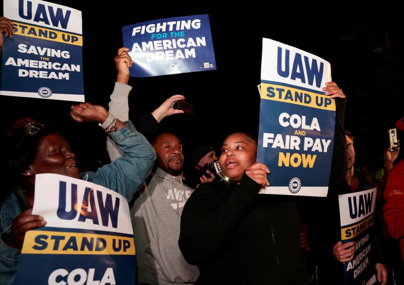 &copy; Reuters. United Auto Workers sostienen carteles de huelga justo enfrente de la planta de montaje de Ford Michigan en Wayne, Michigan, Estados Unidos. 15 de septiembre, 2023. REUTERS/Rebecca Cook