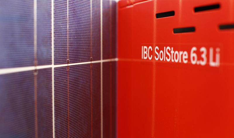 &copy; Reuters. Um painel fotovoltaico é visto próximo a um sistema de memória de bateria solar em Bad Staffelstein
5/03/2013
REUTERS/Michaela Rehle