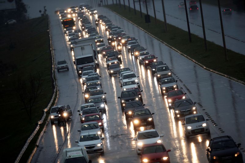 &copy; Reuters. FOTO DE ARCHIVO: Los coches se ven en un atasco de tráfico durante la hora punta de la mañana en un período de aislamiento social en Brasilia, Brasil. 16 de abril, 2020. REUTERS/Ueslei Marcelino/Archivo