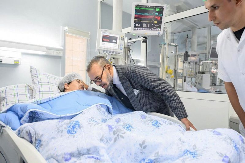 &copy; Reuters. Morocco's King Mohammed VI visits injured quake survivors at Mohammed VI University Hospital Center, following a powerful earthquake, in Marrakech, Morocco September 12, 2023. Moroccan Royal Palace/Handout via REUTERS  