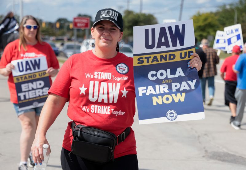 &copy; Reuters. 全米自動車労組（ＵＡＷ）は１５日、米３大自動車メーカー（ビッグ３）との労使交渉を１６日に再開する方針。１５日には３社の３工場で史上初の一斉ストライキを行った。写真は９月１