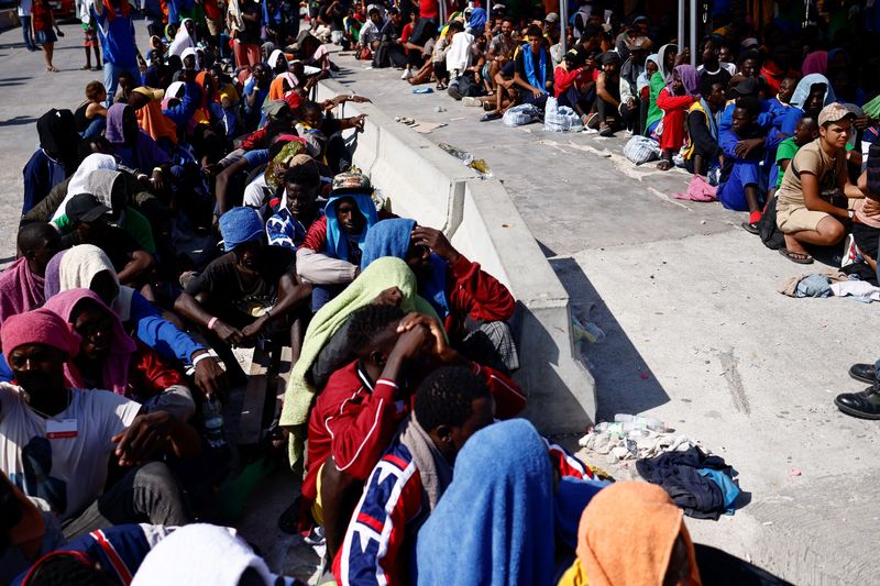 © Reuters. Migrants wait at the port to be transferred to the mainland, on the Sicilian island of Lampedusa, Italy, September 15, 2023. REUTERS/Yara Nardi