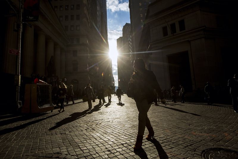 © Reuters. FILE PHOTO: Morning commuters walk on Wall Street in New York's financial district October 30, 2014. REUTERS/Brendan McDermid 