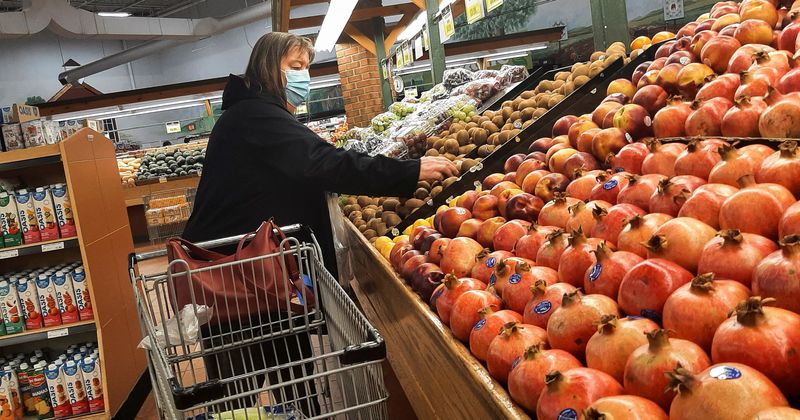 © Reuters. A person shops for fruits at a supermarket in Ottawa, Ontario, Canada , March 27, 2023.  REUTERS/Patrick Doyle/File Photo