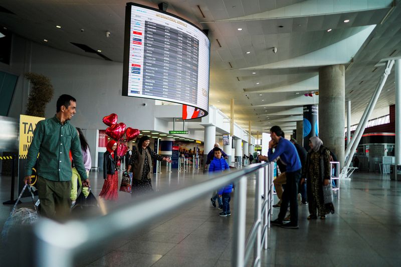 &copy; Reuters. Travelers arrive at John F. Kennedy International Airport in New York City, U.S., April 6, 2023. REUTERS/Eduardo Munoz/File Photo