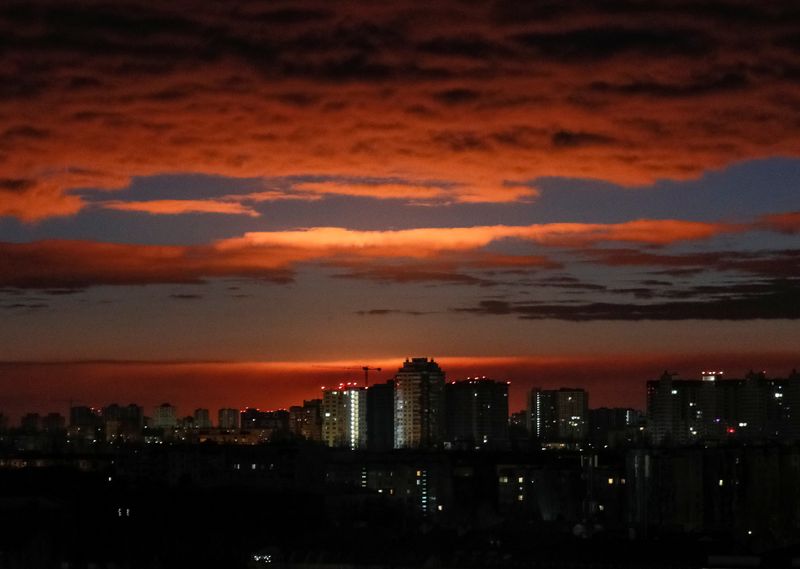 © Reuters. FILE PHOTO: A glow is seen over the city's skyline during a shelling, following Russia's invasion of Ukraine, in Kyiv, Ukraine February 28, 2022. REUTERS/Gleb Garanich