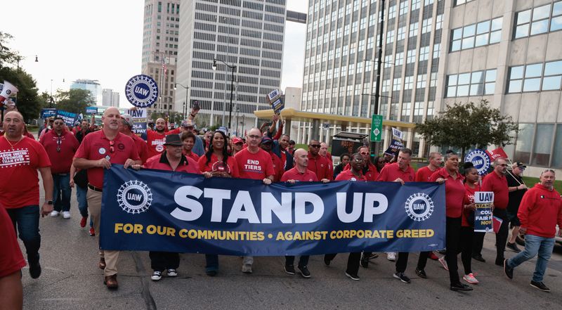 © Reuters. United Auto Workers president Shawn Fain and UAW members march in the street in support of striking UAW members in Detroit, Michigan, U.S. September 15, 2023.  REUTERS/Rebecca Cook