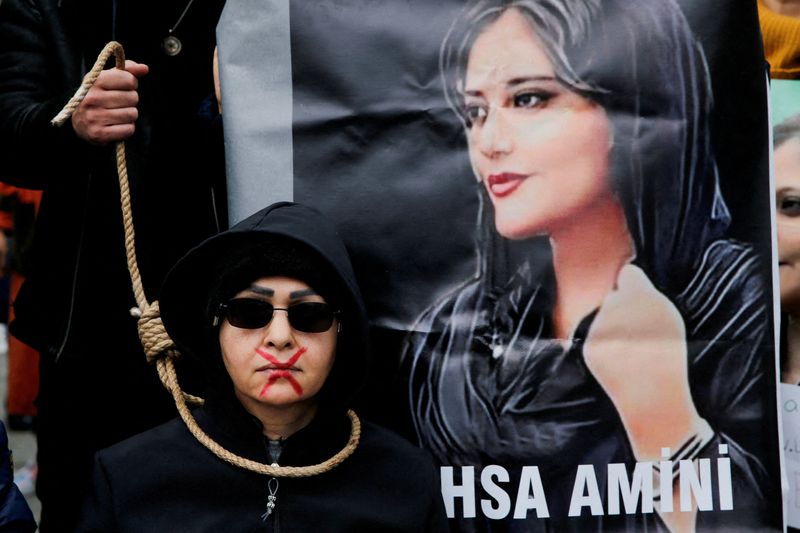 &copy; Reuters. FILE PHOTO: A woman takes part in a protest against the Islamic regime of Iran following the death of Mahsa Amini, in Istanbul, Turkey December 10, 2022. REUTERS/Dilara Senkaya