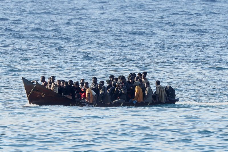 &copy; Reuters. قارب على متنه مهاجرون يقترب من جزيرة لامبيدوزا الإيطالية يوم السبت. تصوير: يارا ناردي - رويترز 
