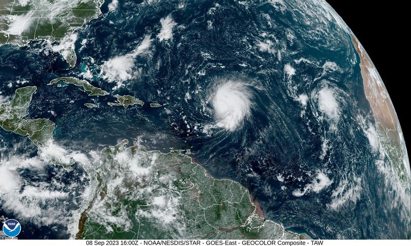 &copy; Reuters. صورة مركبة تظهر الإعصار (لي) وهو يتجه نحو منطقة الكاريبي بعد أن زادت قوته ليصل إلى عاصفة كبيرة يوم 8 سبتمبر أيلول 2023. صورة لرويترز من الإدارة ا