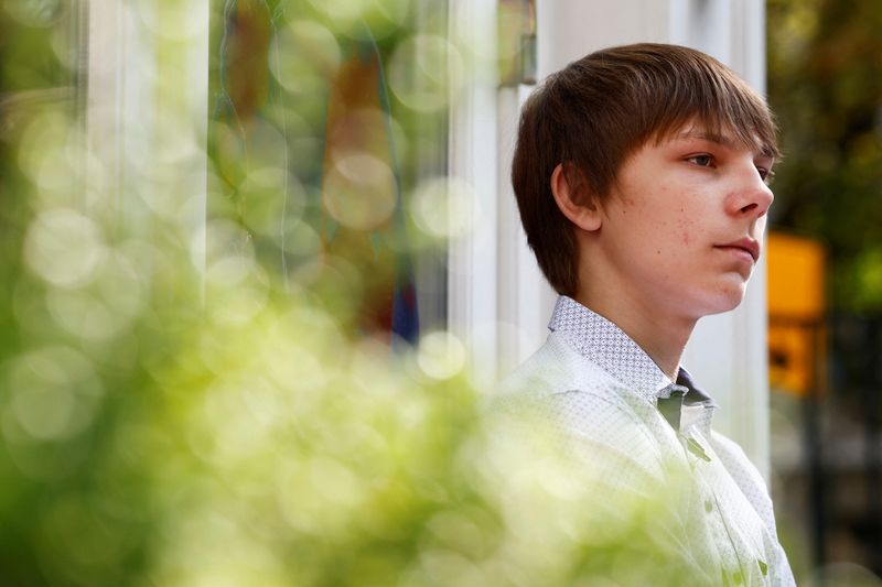 © Reuters. Ukrainian boy Maksym, 16, who was brought home after being taken to Russian controlled territory, reacts during an interview with Reuters in The Hague, Netherlands September 14, 2023. REUTERS/Piroschka van de Wouw