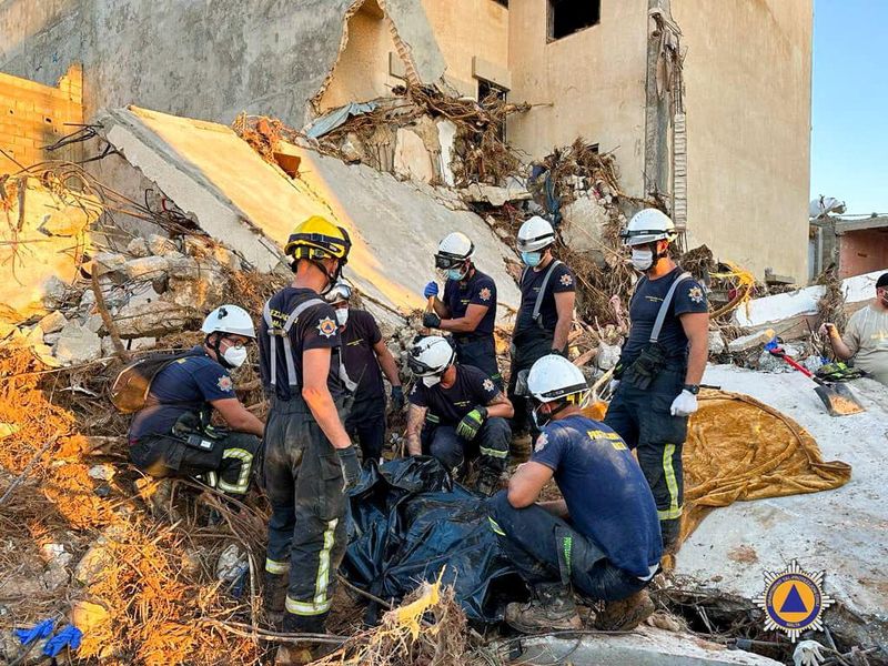 &copy; Reuters. فريق إنقاذ تابع لإدارة الحماية المدنية في مالطا ينفذ عمليات للبحث عن جثث على شاطئ مدينة درنة الليبية 
يوم الجمعة عقب الفيضانات التي ضربت شرق