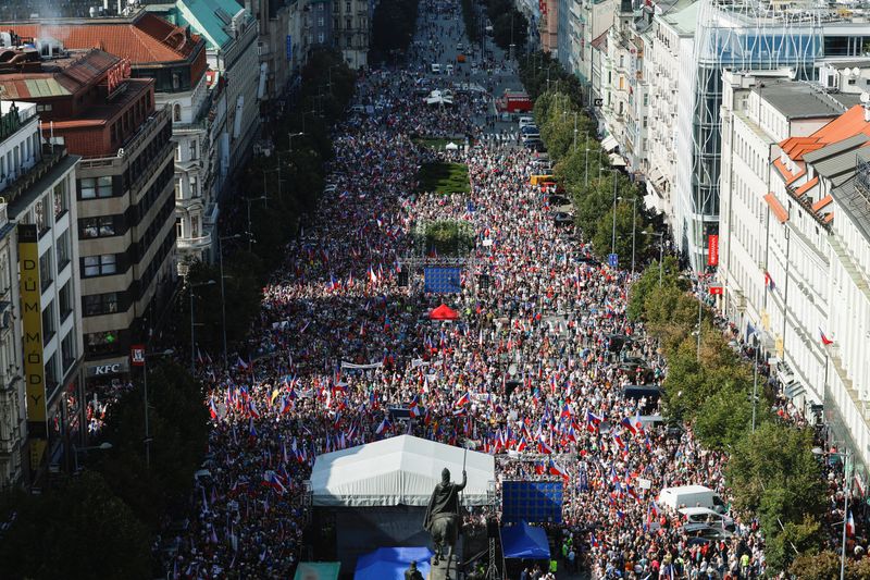 &copy; Reuters. Demonstrators take part in an anti-government protest demanding the resignation of Czech Prime Minister Petr Fiala, in Prague, Czech Republic, September 16, 2023. REUTERS/David W Cerny