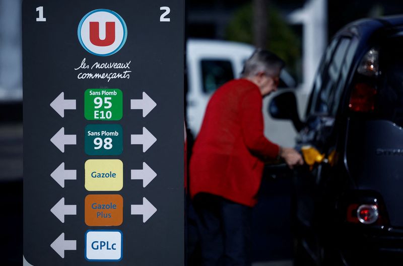 &copy; Reuters. A woman fills her gas tank at a Super U petrol station in Vertou, France, September 13, 2023. REUTERS/Stephane Mahe