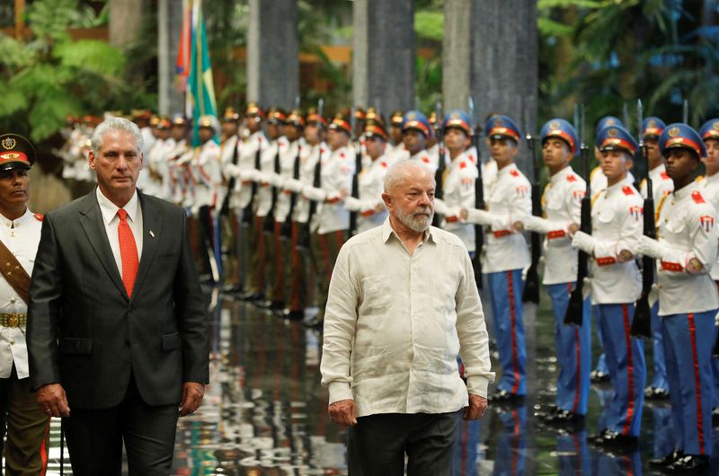 © Reuters. Cuba's President Miguel Diaz-Canel and Brazil's President Luiz Inacio Lula da Silva review an honour guard at the Revolution Palace during the G77+China summit in Havana, Cuba, September 16, 2023. REUTERS/Alexandre Meneghini