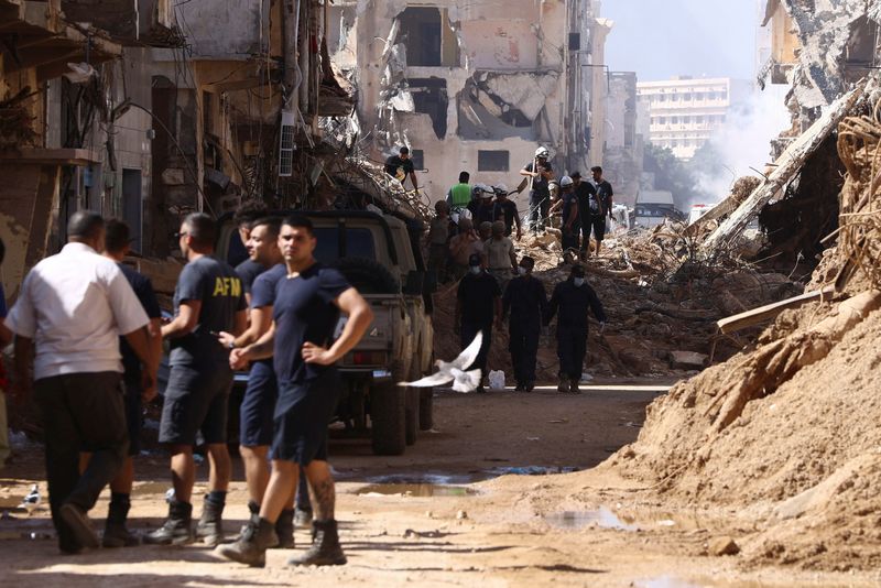 © Reuters. Search and rescue personnel work following floods in Derna, Libya, September 16, 2023. REUTERS/Amr Alfiky