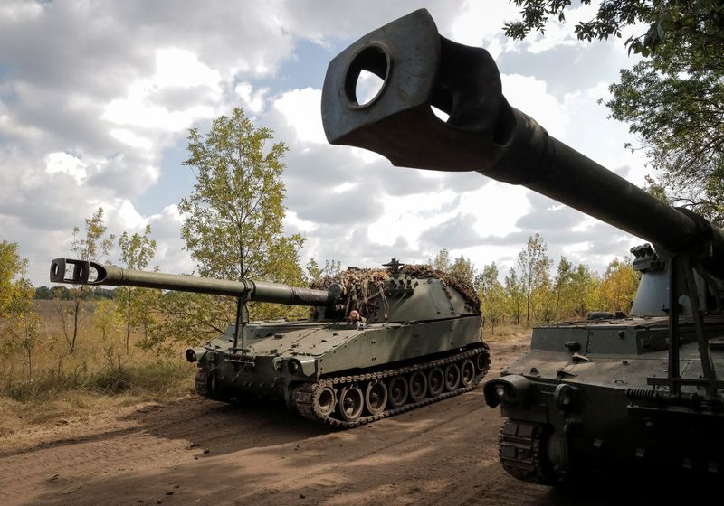 © Reuters. FILE PHOTO: Ukrainian servicemen prepare to fire a M109 self-propelled howitzer towards Russian troops, amid Russia's attack on Ukraine, in Donetsk region, Ukraine September 11, 2023. REUTERS/Anna Voitenko