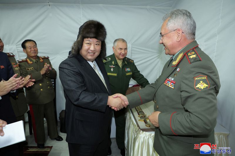 &copy; Reuters. North Korean leader Kim Jong Un shakes hands with Russia's Defence Minister Sergei Shoigu, as he visits Vladivostok, Russia, September 16, 2023 released by the Korean Central News Agency on September 17, 2023. KCNA via REUTERS