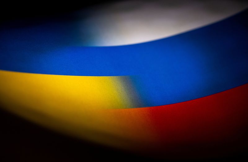 © Reuters. FILE PHOTO: Russia's and Ukraine's flags are seen printed on paper in this illustration taken January 27, 2022. REUTERS/Dado Ruvic/Illustration/File Photo