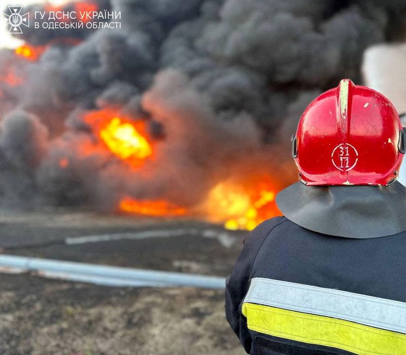 &copy; Reuters. رجال إطفاء أوكراني يعمل بموقع في منطقة أوديسا تعرض لقصف من طائرة مسيرة روسية يوم السادس من سبتمبر أيلول 2023. حصلت رويترز على هذه الصورة من وزا