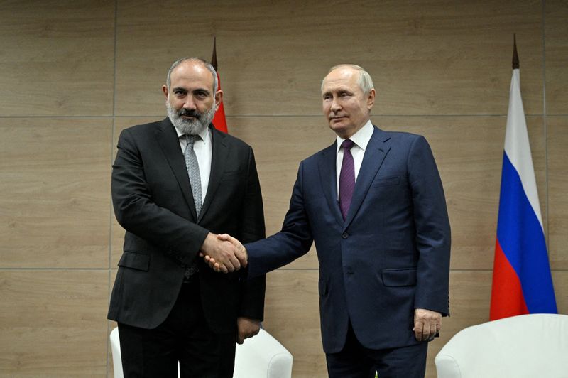 &copy; Reuters. FILE PHOTO: Russian President Vladimir Putin meets with Armenian Prime Minister Nikol Pashinyan in Sochi, Russia June 9, 2023. Host photo agency/Ramil Sitdikov via REUTERS/File Photo