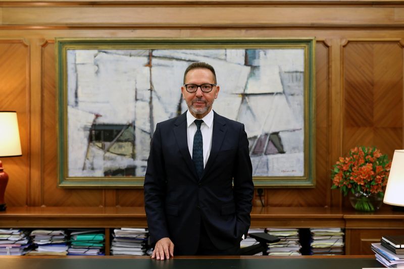 &copy; Reuters. FILE PHOTO: Central Bank Governor Yannis Stournaras poses for a photo in his office at the bank’s headquarters in Athens, Greece, October 22, 2021. Picture taken October 22, 2021. REUTERS/Louiza Vradi