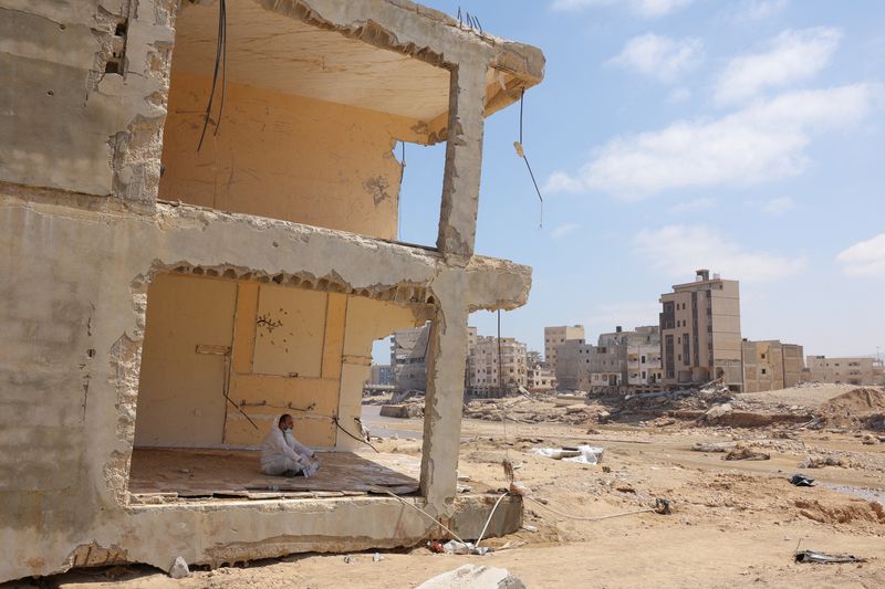 &copy; Reuters. Un volontaire se repose à Derna, en Libye. /Photo prise le 16 septembre 2023/REUTERS/AMR Alfiky