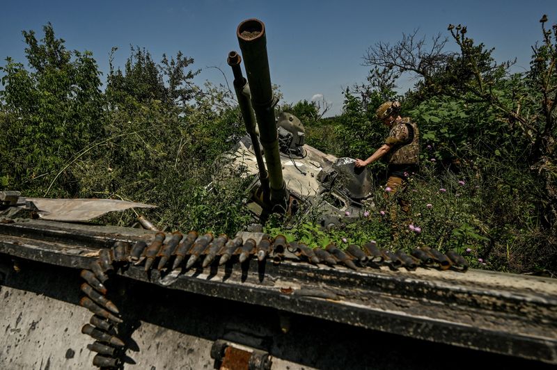 © Reuters. FILE PHOTO: A Ukrainian serviceman inspects a turret of a destroyed Russian BMP-3 infantry fighting vehicle in the recently liberated village of Novodarivka, Ukraine July 21, 2023. REUTERS/Stringer