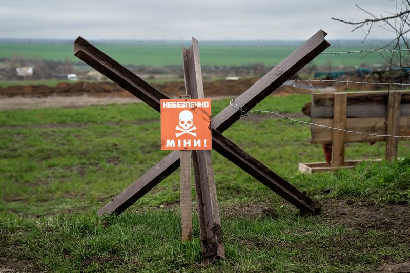&copy; Reuters. Un panneau avertissant d'un champ de mines à Odessa, en Ukraine. /Photo prise le 10 avril 2023/Ritzau Scanpix/Bo Amstrup