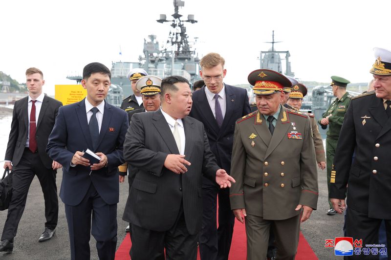 &copy; Reuters. El líder norcoreano Kim Jong Un camina con el ministro de Defensa de Rusia, Sergei Shoigu, mientras visita Vladivostok, Rusia, el 16 de septiembre de 2023, publicado por la Agencia Central de Noticias de Corea el 17 de septiembre de 2023. KCNA vía REUTE